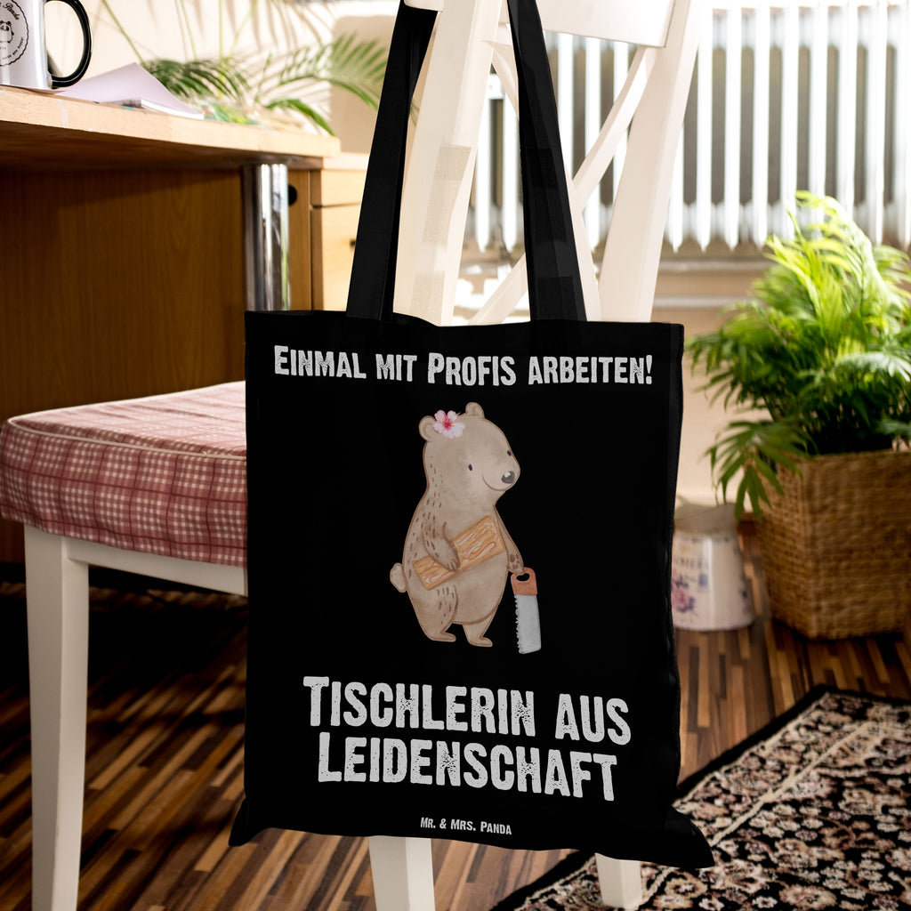 Tragetasche Tischlerin aus Leidenschaft Beuteltasche, Beutel, Einkaufstasche, Jutebeutel, Stoffbeutel, Tasche, Shopper, Umhängetasche, Strandtasche, Schultertasche, Stofftasche, Tragetasche, Badetasche, Jutetasche, Einkaufstüte, Laptoptasche, Beruf, Ausbildung, Jubiläum, Abschied, Rente, Kollege, Kollegin, Geschenk, Schenken, Arbeitskollege, Mitarbeiter, Firma, Danke, Dankeschön