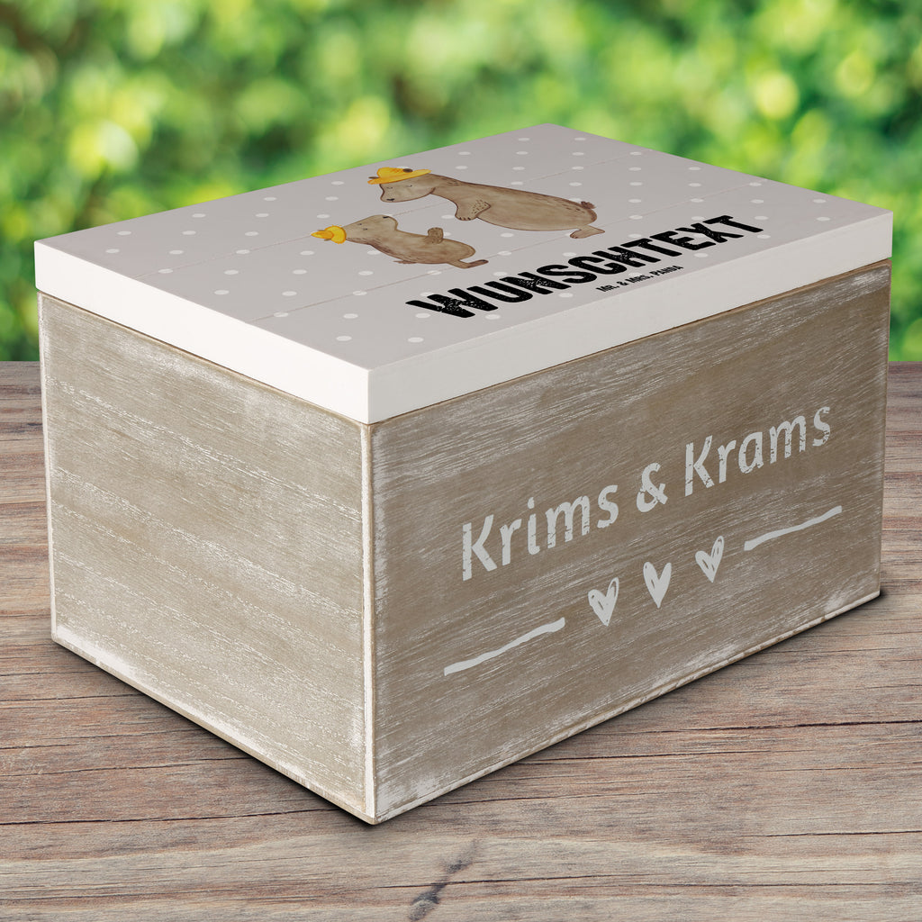 Personalisierte Holzkiste Bären mit Hut Holzkiste mit Namen, Kiste mit Namen, Schatzkiste mit Namen, Truhe mit Namen, Schatulle mit Namen, Erinnerungsbox mit Namen, Erinnerungskiste, mit Namen, Dekokiste mit Namen, Aufbewahrungsbox mit Namen, Holzkiste Personalisiert, Kiste Personalisiert, Schatzkiste Personalisiert, Truhe Personalisiert, Schatulle Personalisiert, Erinnerungsbox Personalisiert, Erinnerungskiste Personalisiert, Dekokiste Personalisiert, Aufbewahrungsbox Personalisiert, Geschenkbox personalisiert, GEschenkdose personalisiert, Familie, Vatertag, Muttertag, Bruder, Schwester, Mama, Papa, Oma, Opa, Bär, Bären, Vater, Papi, Paps, Dad, Daddy, Lieblingsmensch, Sohn, Söhne, Kind, Kinder, Vater-Sohn, Family, Vorbild