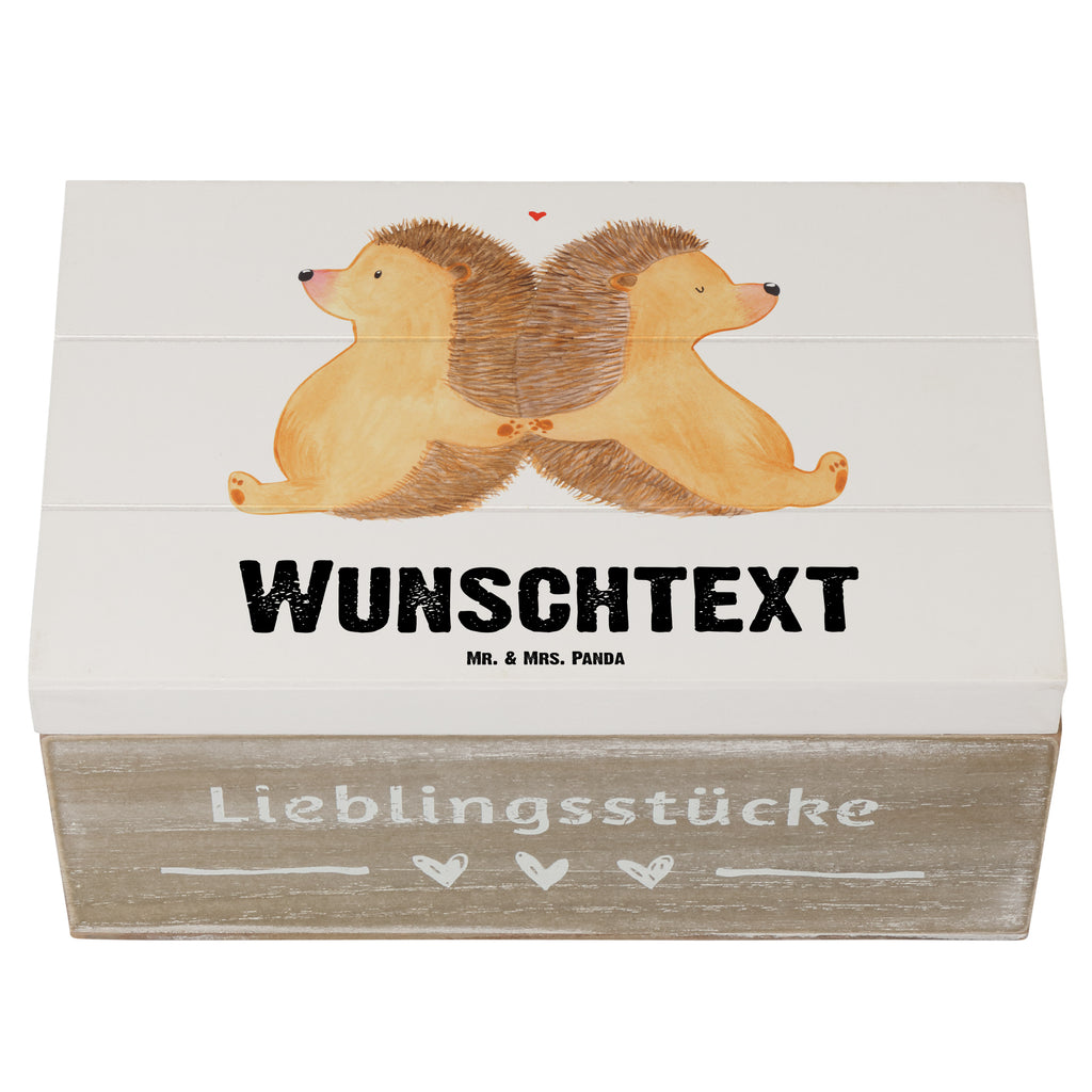 Personalisierte Holzkiste Igel händchenhaltend Holzkiste mit Namen, Kiste mit Namen, Schatzkiste mit Namen, Truhe mit Namen, Schatulle mit Namen, Erinnerungsbox mit Namen, Erinnerungskiste, mit Namen, Dekokiste mit Namen, Aufbewahrungsbox mit Namen, Holzkiste Personalisiert, Kiste Personalisiert, Schatzkiste Personalisiert, Truhe Personalisiert, Schatulle Personalisiert, Erinnerungsbox Personalisiert, Erinnerungskiste Personalisiert, Dekokiste Personalisiert, Aufbewahrungsbox Personalisiert, Geschenkbox personalisiert, GEschenkdose personalisiert, Liebe, Partner, Freund, Freundin, Ehemann, Ehefrau, Heiraten, Verlobung, Heiratsantrag, Liebesgeschenk, Jahrestag, Hocheitstag, Igel, Igelliebe, Hand in Hand, Liebesbeweis, große Liebe, Liebesbotschaft, Hochzeit, Lieblingsmensch, Gemeinsamkeit, Love, Geschenk für zwei