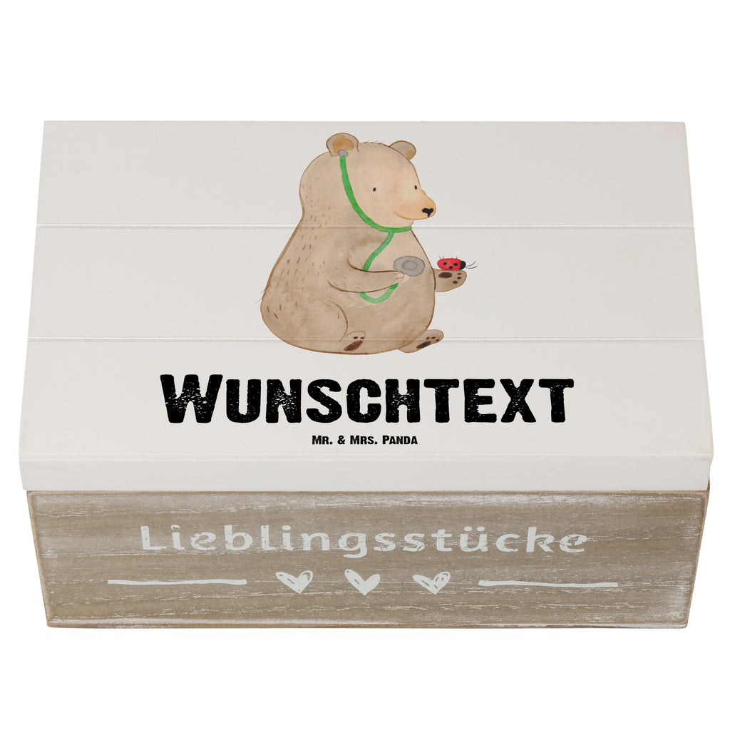 Personalisierte Holzkiste Bär Arzt Holzkiste mit Namen, Kiste mit Namen, Schatzkiste mit Namen, Truhe mit Namen, Schatulle mit Namen, Erinnerungsbox mit Namen, Erinnerungskiste, mit Namen, Dekokiste mit Namen, Aufbewahrungsbox mit Namen, Holzkiste Personalisiert, Kiste Personalisiert, Schatzkiste Personalisiert, Truhe Personalisiert, Schatulle Personalisiert, Erinnerungsbox Personalisiert, Erinnerungskiste Personalisiert, Dekokiste Personalisiert, Aufbewahrungsbox Personalisiert, Geschenkbox personalisiert, GEschenkdose personalisiert, Bär, Teddy, Teddybär, Arzt, Ärztin, Doktor, Professor, Doktorin, Professorin