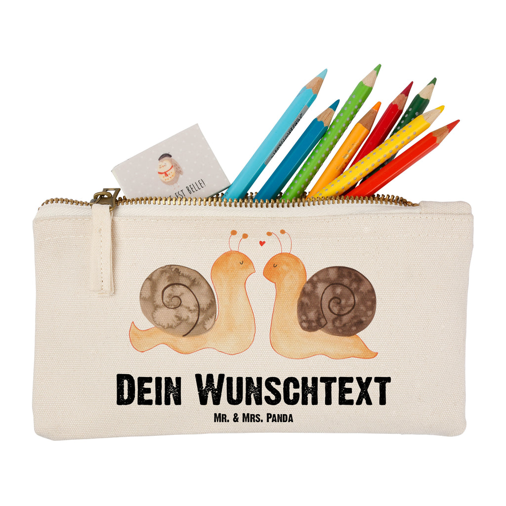 Personalisierte Schminktasche Schnecken Liebe Personalisierte Schminktasche, Personalisierte Kosmetiktasche, Personalisierter Kosmetikbeutel, Personalisiertes Stiftemäppchen, Personalisiertes Etui, Personalisierte Federmappe, Personalisierte Makeup Bag, Personalisiertes Schminketui, Personalisiertes Kosmetiketui, Personalisiertes Schlamperetui, Schminktasche mit Namen, Kosmetiktasche mit Namen, Kosmetikbeutel mit Namen, Stiftemäppchen mit Namen, Etui mit Namen, Federmappe mit Namen, Makeup Bg mit Namen, Schminketui mit Namen, Kosmetiketui mit Namen, Schlamperetui mit Namen, Schminktasche personalisieren, Schminktasche bedrucken, Schminktasche selbst gestalten, Liebe, Partner, Freund, Freundin, Ehemann, Ehefrau, Heiraten, Verlobung, Heiratsantrag, Liebesgeschenk, Jahrestag, Hocheitstag