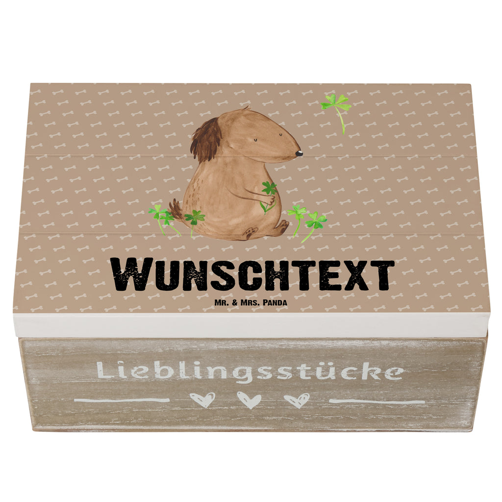 Personalisierte Holzkiste Hund Kleeblatt Holzkiste mit Namen, Kiste mit Namen, Schatzkiste mit Namen, Truhe mit Namen, Schatulle mit Namen, Erinnerungsbox mit Namen, Erinnerungskiste, mit Namen, Dekokiste mit Namen, Aufbewahrungsbox mit Namen, Holzkiste Personalisiert, Kiste Personalisiert, Schatzkiste Personalisiert, Truhe Personalisiert, Schatulle Personalisiert, Erinnerungsbox Personalisiert, Erinnerungskiste Personalisiert, Dekokiste Personalisiert, Aufbewahrungsbox Personalisiert, Geschenkbox personalisiert, GEschenkdose personalisiert, Hund, Hundemotiv, Haustier, Hunderasse, Tierliebhaber, Hundebesitzer, Sprüche, Kleeblatt, Glück, Tagträume, Motivation, Neuanfang, Geschenk, Glücksbringer, Selbstliebe, Achtsamkeit