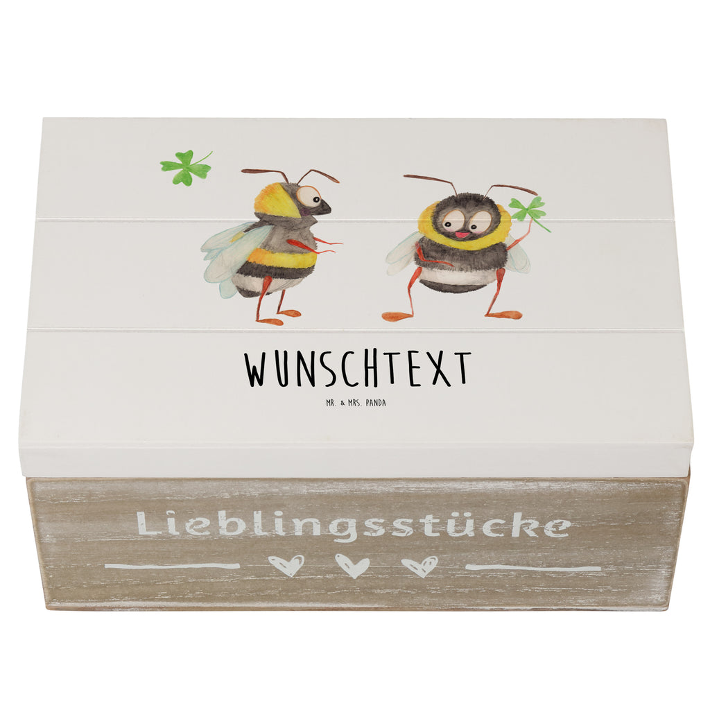 Personalisierte Holzkiste Bienen Paar Holzkiste mit Namen, Kiste mit Namen, Schatzkiste mit Namen, Truhe mit Namen, Schatulle mit Namen, Erinnerungsbox mit Namen, Erinnerungskiste, mit Namen, Dekokiste mit Namen, Aufbewahrungsbox mit Namen, Holzkiste Personalisiert, Kiste Personalisiert, Schatzkiste Personalisiert, Truhe Personalisiert, Schatulle Personalisiert, Erinnerungsbox Personalisiert, Erinnerungskiste Personalisiert, Dekokiste Personalisiert, Aufbewahrungsbox Personalisiert, Geschenkbox personalisiert, GEschenkdose personalisiert, Liebe, Partner, Freund, Freundin, Ehemann, Ehefrau, Heiraten, Verlobung, Heiratsantrag, Liebesgeschenk, Jahrestag, Hocheitstag, Valentinstag, Geschenk für Frauen, Hochzeitstag, Mitbringsel, Geschenk für Freundin, Geschenk für Partner, Liebesbeweis, für Männer, für Ehemann, Schildkröten, verliebte Schildkröten