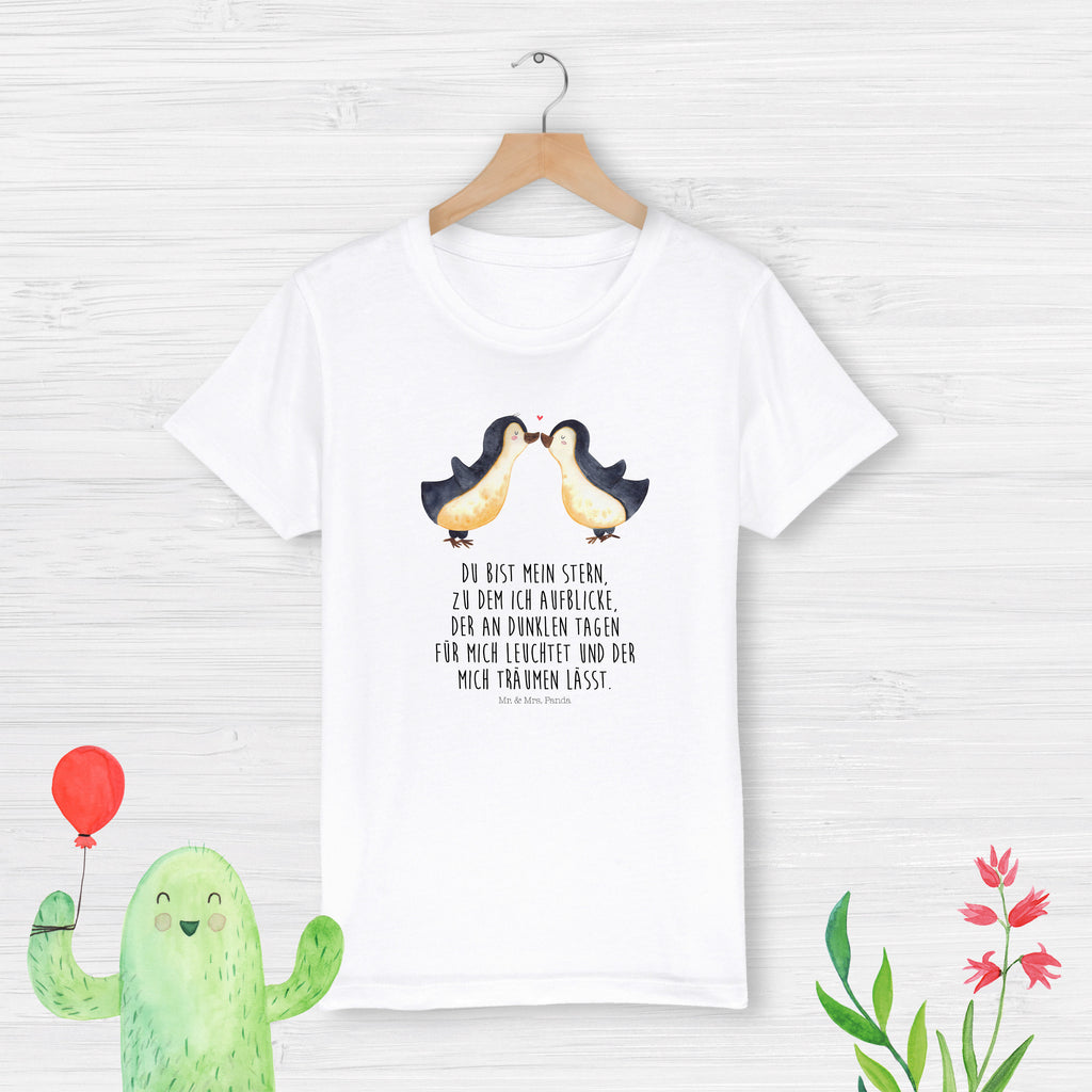 Organic Kinder T-Shirt Pinguin Liebe Kinder T-Shirt, Kinder T-Shirt Mädchen, Kinder T-Shirt Jungen, Liebe, Partner, Freund, Freundin, Ehemann, Ehefrau, Heiraten, Verlobung, Heiratsantrag, Liebesgeschenk, Jahrestag, Hocheitstag, Pinguin, Pinguine, Pinguin Paar, Pinguinpaar, Pinguin Liebe, Paar, Pärchen. Liebespaar, Liebesbeweis, Liebesspruch, Hochzeitstag, Geschenk Freund, Geschenk Freundin, Verlobte, Verlobter, Love, Geschenk Hochzeitstag, Geschenkidee, Hochzeit, Gastgeschenk