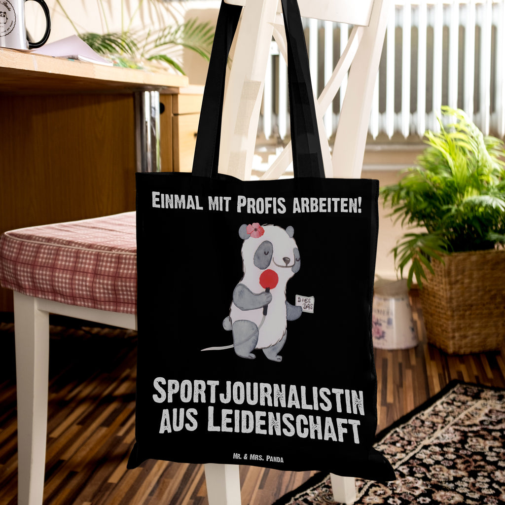 Tragetasche Sportjournalistin aus Leidenschaft Beuteltasche, Beutel, Einkaufstasche, Jutebeutel, Stoffbeutel, Tasche, Shopper, Umhängetasche, Strandtasche, Schultertasche, Stofftasche, Tragetasche, Badetasche, Jutetasche, Einkaufstüte, Laptoptasche, Beruf, Ausbildung, Jubiläum, Abschied, Rente, Kollege, Kollegin, Geschenk, Schenken, Arbeitskollege, Mitarbeiter, Firma, Danke, Dankeschön, Sportjournalistin, Journalistin, Reporterin, Redakteurin, Pressebüro, Studium