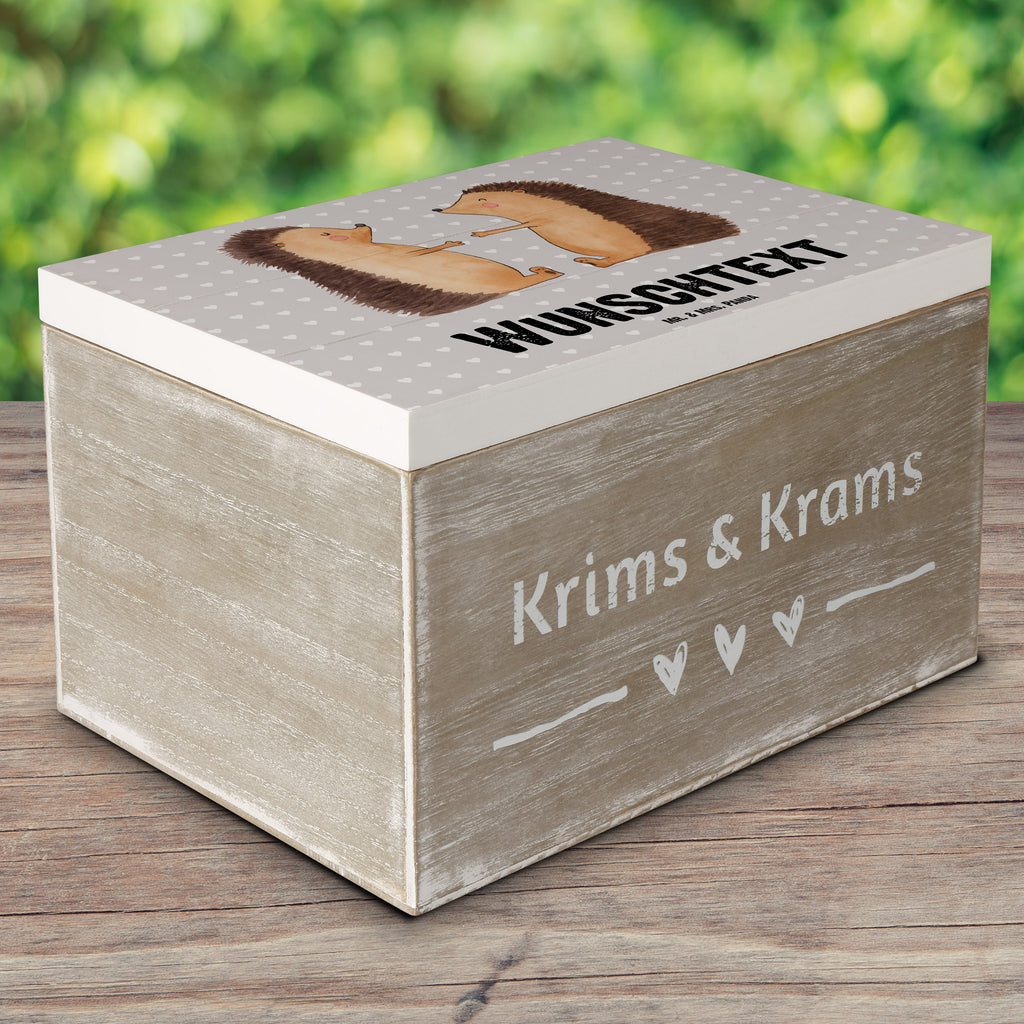 Personalisierte Holzkiste Igel Liebe Holzkiste mit Namen, Kiste mit Namen, Schatzkiste mit Namen, Truhe mit Namen, Schatulle mit Namen, Erinnerungsbox mit Namen, Erinnerungskiste, mit Namen, Dekokiste mit Namen, Aufbewahrungsbox mit Namen, Holzkiste Personalisiert, Kiste Personalisiert, Schatzkiste Personalisiert, Truhe Personalisiert, Schatulle Personalisiert, Erinnerungsbox Personalisiert, Erinnerungskiste Personalisiert, Dekokiste Personalisiert, Aufbewahrungsbox Personalisiert, Geschenkbox personalisiert, GEschenkdose personalisiert, Liebe, Partner, Freund, Freundin, Ehemann, Ehefrau, Heiraten, Verlobung, Heiratsantrag, Liebesgeschenk, Jahrestag, Hocheitstag, Verliebt, Verlobt, Verheiratet, Geschenk, Liebesbeweis, Hochzeitstag, Hochzeit, Igel