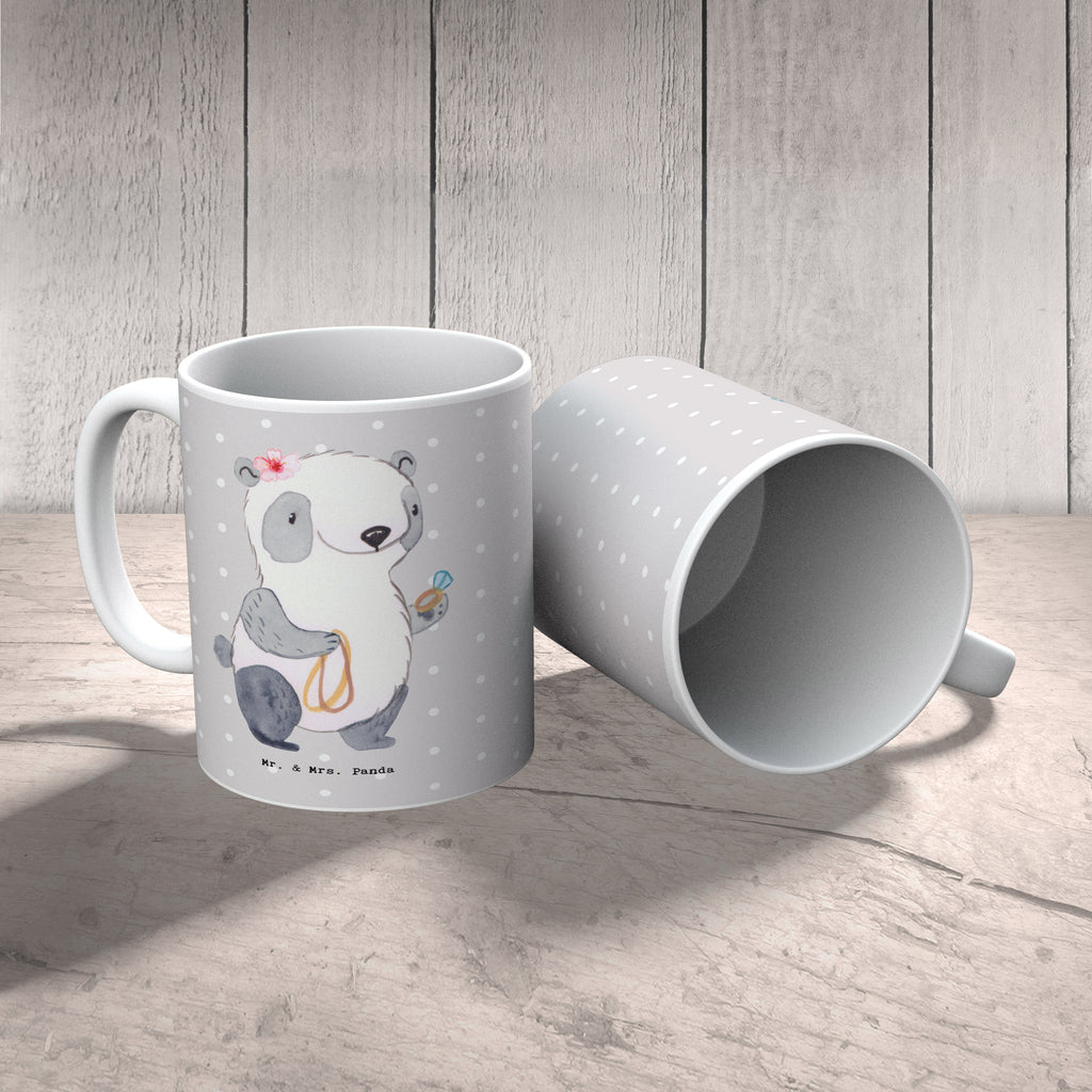 Tasse Schmuckverkäuferin mit Herz Tasse, Kaffeetasse, Teetasse, Becher, Kaffeebecher, Teebecher, Keramiktasse, Porzellantasse, Büro Tasse, Geschenk Tasse, Tasse Sprüche, Tasse Motive, Kaffeetassen, Tasse bedrucken, Designer Tasse, Cappuccino Tassen, Schöne Teetassen, Beruf, Ausbildung, Jubiläum, Abschied, Rente, Kollege, Kollegin, Geschenk, Schenken, Arbeitskollege, Mitarbeiter, Firma, Danke, Dankeschön, Schmuckverkäuferin, Juwelier, Goldschmied, Schmied, Schmuckwarenhändler, Schmuckgeschäft, Eröffnung