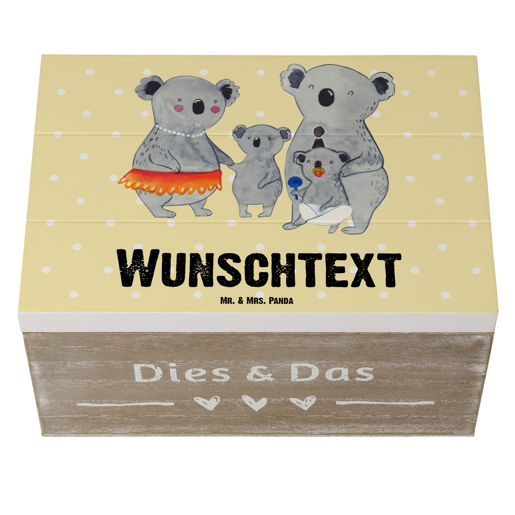 Personalisierte Holzkiste Koala Familie Holzkiste mit Namen, Kiste mit Namen, Schatzkiste mit Namen, Truhe mit Namen, Schatulle mit Namen, Erinnerungsbox mit Namen, Erinnerungskiste, mit Namen, Dekokiste mit Namen, Aufbewahrungsbox mit Namen, Holzkiste Personalisiert, Kiste Personalisiert, Schatzkiste Personalisiert, Truhe Personalisiert, Schatulle Personalisiert, Erinnerungsbox Personalisiert, Erinnerungskiste Personalisiert, Dekokiste Personalisiert, Aufbewahrungsbox Personalisiert, Geschenkbox personalisiert, GEschenkdose personalisiert, Familie, Vatertag, Muttertag, Bruder, Schwester, Mama, Papa, Oma, Opa, Koala, Koalas, Family, Kinder, Geschwister, Familienleben