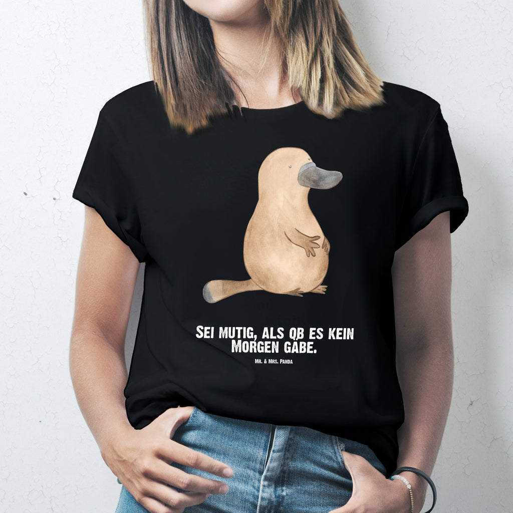 Personalisiertes T-Shirt Schnabeltier mutig T-Shirt Personalisiert, T-Shirt mit Namen, T-Shirt mit Aufruck, Männer, Frauen, Wunschtext, Bedrucken, Meerestiere, Meer, Urlaub, Schnabeltier, Mut, mutig, Lebensweisheit, Schnabeltiere, Motivation, Training, Büro, Arbeit, Neuanfang, Neustart, Weltreise, Raodtrip