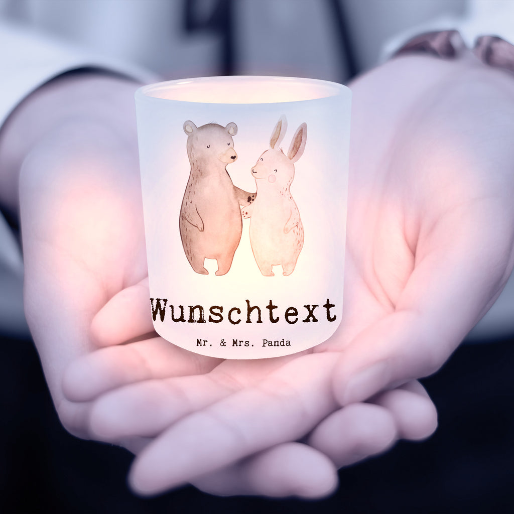 Personalisiertes Windlicht Hase Beste Mitbewohnerin der Welt Personalisiertes Windlicht, Personalisiertes Windlicht Glas, Personalisiertes Teelichtglas, Personalisierter Teelichthalter, Personalisiertes Kerzenglas, Personalisierte Kerze, Personalisiertes Teelicht, Windlicht mit Namen, Windlicht Glas mit Namen, Teelichtglas mit Namen, Teelichthalter mit Namen, Teelichter mit Namen, Kerzenglas mit Namen, Kerze mit Namen, Teelicht mit Namen, Namenspersonalisierung, Name, selbst gestalten, Wunschtext, Bedrucken, für, Dankeschön, Geschenk, Schenken, Geburtstag, Geburtstagsgeschenk, Geschenkidee, Danke, Bedanken, Mitbringsel, Freude machen, Geschenktipp, Mitbewohnerin, WG, Zimmernachbarin, Wohngemeinschaft, WG-Bewohnerin, Zimmerkollegin, Zimmergenossin, Stubenkameradin