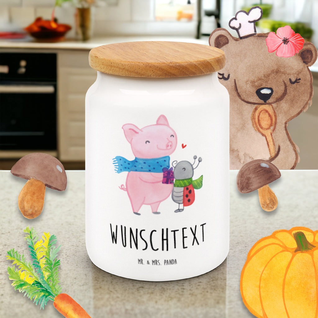 Personalisierte Vorratsdose Glühschwein Smörle Personalisierte Vorratsdose, Personalisierte Keksdose, Personalisierte Keramikdose, Personalisierte Leckerlidose, Personalisierte Dose, Personalisierter Vorratsbehälter, Personalisierte Aufbewahrungsdose, Winter, Weihnachten, Weihnachtsdeko, Nikolaus, Advent, Heiligabend, Wintermotiv, Handgezeichnetes Glühschwein, Kreatives Glühschwein Design, Winterlicher Glühwein Spruch, Glühwein Liebhaber Geschenk, Herzliches Marienkäfer Motiv, Marienkäfer in Winterkleidung, Glühwein ist köstlich Spruch, Smörle der stolze Marienkäfer, Süßer Marienkäfer gibt Geschenk, Romantische Geschenkidee Glühwein