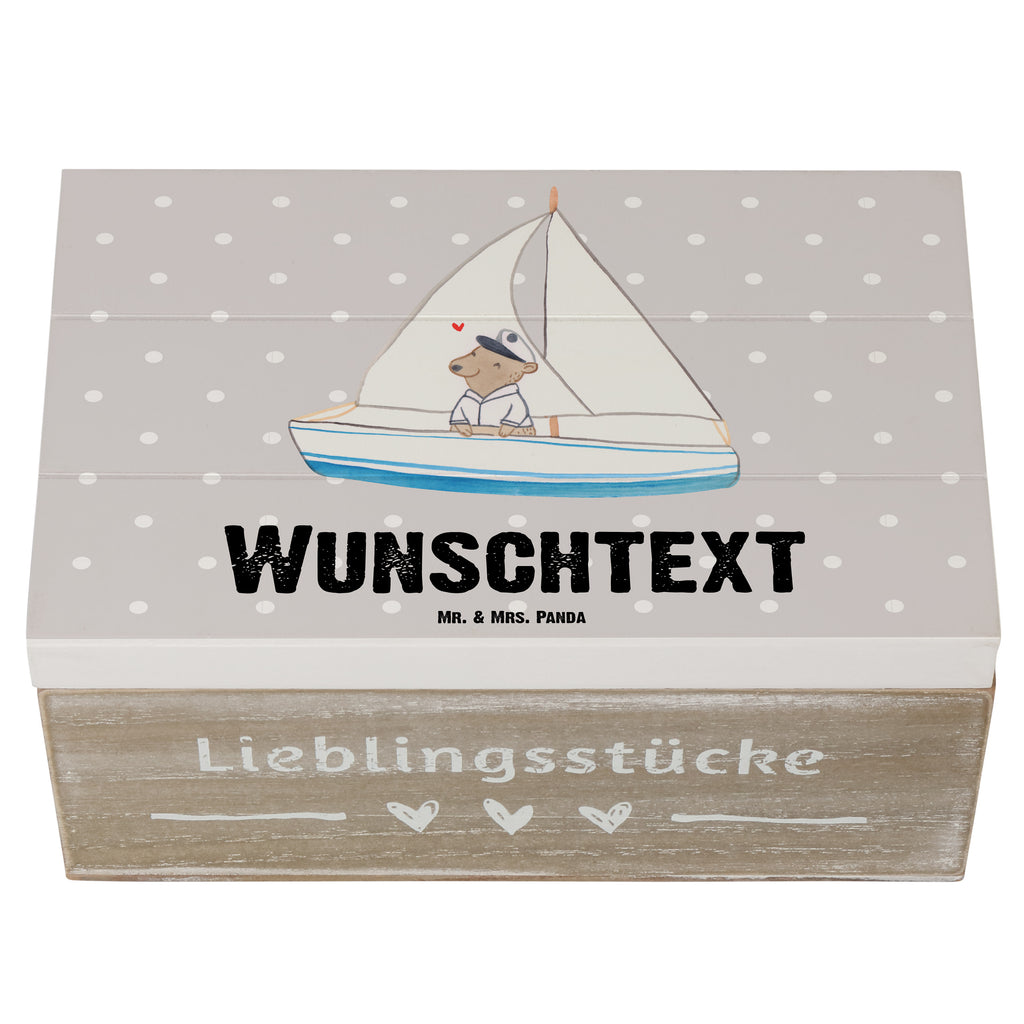 Personalisierte Holzkiste Bär Segeln Holzkiste mit Namen, Kiste mit Namen, Schatzkiste mit Namen, Truhe mit Namen, Schatulle mit Namen, Erinnerungsbox mit Namen, Erinnerungskiste, mit Namen, Dekokiste mit Namen, Aufbewahrungsbox mit Namen, Holzkiste Personalisiert, Kiste Personalisiert, Schatzkiste Personalisiert, Truhe Personalisiert, Schatulle Personalisiert, Erinnerungsbox Personalisiert, Erinnerungskiste Personalisiert, Dekokiste Personalisiert, Aufbewahrungsbox Personalisiert, Geschenkbox personalisiert, GEschenkdose personalisiert, Geschenk, Sport, Sportart, Hobby, Schenken, Danke, Dankeschön, Auszeichnung, Gewinn, Sportler, segeln, Segeltörn, Segelboot, Segelschule, Yachtclub