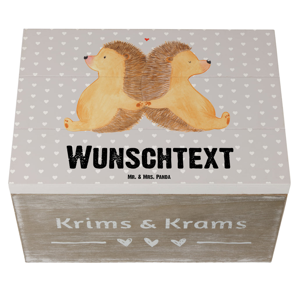 Personalisierte Holzkiste Igel händchenhaltend Holzkiste mit Namen, Kiste mit Namen, Schatzkiste mit Namen, Truhe mit Namen, Schatulle mit Namen, Erinnerungsbox mit Namen, Erinnerungskiste, mit Namen, Dekokiste mit Namen, Aufbewahrungsbox mit Namen, Holzkiste Personalisiert, Kiste Personalisiert, Schatzkiste Personalisiert, Truhe Personalisiert, Schatulle Personalisiert, Erinnerungsbox Personalisiert, Erinnerungskiste Personalisiert, Dekokiste Personalisiert, Aufbewahrungsbox Personalisiert, Geschenkbox personalisiert, GEschenkdose personalisiert, Liebe, Partner, Freund, Freundin, Ehemann, Ehefrau, Heiraten, Verlobung, Heiratsantrag, Liebesgeschenk, Jahrestag, Hocheitstag, Igel, Igelliebe, Hand in Hand, Liebesbeweis, große Liebe, Liebesbotschaft, Hochzeit, Lieblingsmensch, Gemeinsamkeit, Love, Geschenk für zwei