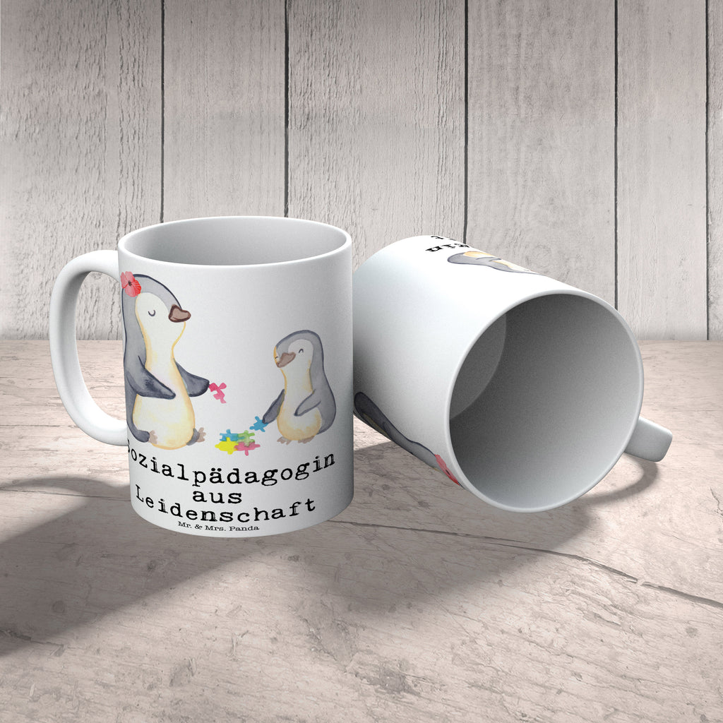 Tasse Sozialpädagogin aus Leidenschaft Tasse, Kaffeetasse, Teetasse, Becher, Kaffeebecher, Teebecher, Keramiktasse, Porzellantasse, Büro Tasse, Geschenk Tasse, Tasse Sprüche, Tasse Motive, Kaffeetassen, Tasse bedrucken, Designer Tasse, Cappuccino Tassen, Schöne Teetassen, Beruf, Ausbildung, Jubiläum, Abschied, Rente, Kollege, Kollegin, Geschenk, Schenken, Arbeitskollege, Mitarbeiter, Firma, Danke, Dankeschön