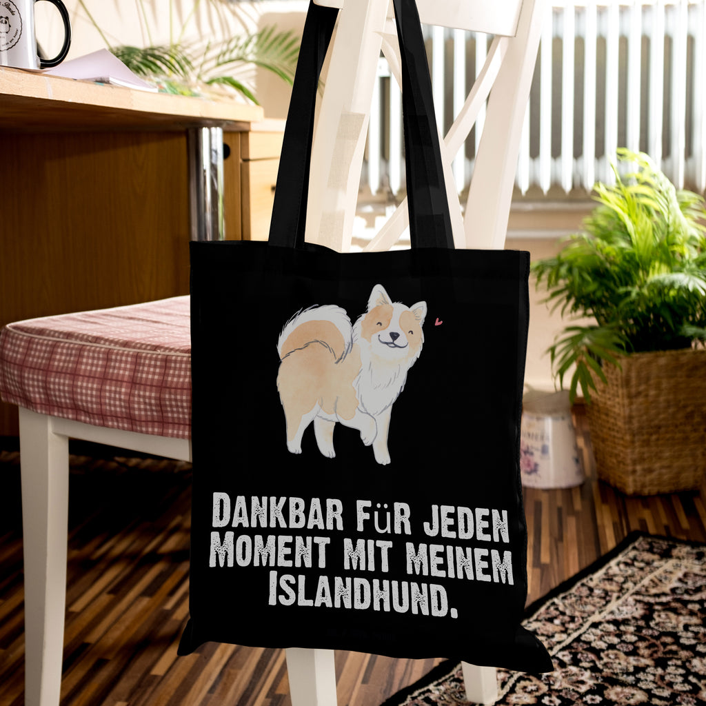 Tragetasche Islandhund Moment Beuteltasche, Beutel, Einkaufstasche, Jutebeutel, Stoffbeutel, Tasche, Shopper, Umhängetasche, Strandtasche, Schultertasche, Stofftasche, Tragetasche, Badetasche, Jutetasche, Einkaufstüte, Laptoptasche, Hund, Hunderasse, Rassehund, Hundebesitzer, Geschenk, Tierfreund, Schenken, Welpe, Islandhund, isländischer Schäferhund