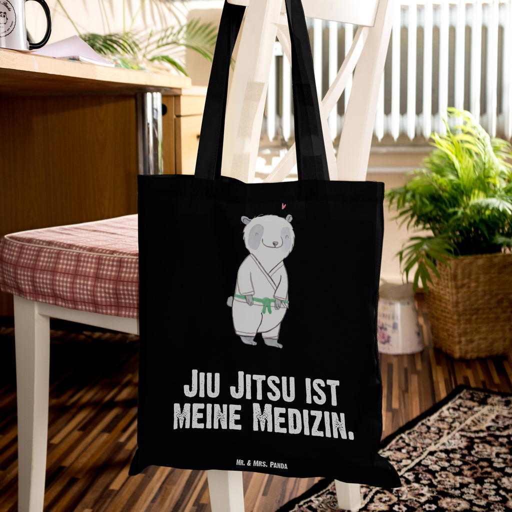 Tragetasche Panda Jiu Jitsu Medizin Beuteltasche, Beutel, Einkaufstasche, Jutebeutel, Stoffbeutel, Tasche, Shopper, Umhängetasche, Strandtasche, Schultertasche, Stofftasche, Tragetasche, Badetasche, Jutetasche, Einkaufstüte, Laptoptasche, Geschenk, Sport, Sportart, Hobby, Schenken, Danke, Dankeschön, Auszeichnung, Gewinn, Sportler, Jiu Jitsu, japanische Kampfkunst, Selbstverteidigung