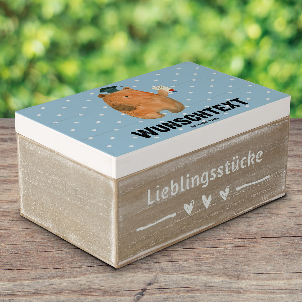 Personalisierte Holzkiste Bär Prüfung Holzkiste mit Namen, Kiste mit Namen, Schatzkiste mit Namen, Truhe mit Namen, Schatulle mit Namen, Erinnerungsbox mit Namen, Erinnerungskiste, mit Namen, Dekokiste mit Namen, Aufbewahrungsbox mit Namen, Holzkiste Personalisiert, Kiste Personalisiert, Schatzkiste Personalisiert, Truhe Personalisiert, Schatulle Personalisiert, Erinnerungsbox Personalisiert, Erinnerungskiste Personalisiert, Dekokiste Personalisiert, Aufbewahrungsbox Personalisiert, Geschenkbox personalisiert, GEschenkdose personalisiert, Bär, Teddy, Teddybär, Abitur, Prüfungen, Prüfung bestanden, Abschluss, Zeugnis, Abschlusszeugnis