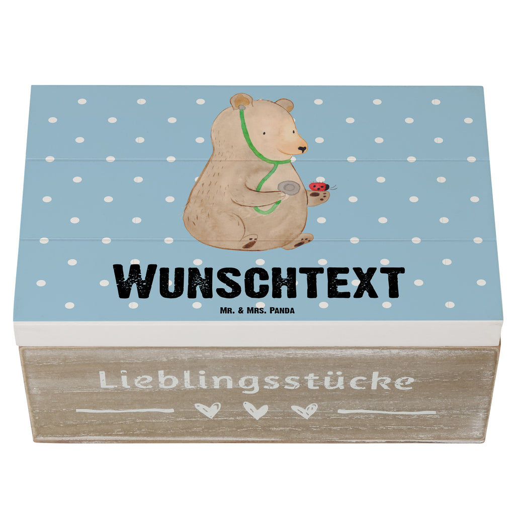 Personalisierte Holzkiste Bär Arzt Holzkiste mit Namen, Kiste mit Namen, Schatzkiste mit Namen, Truhe mit Namen, Schatulle mit Namen, Erinnerungsbox mit Namen, Erinnerungskiste, mit Namen, Dekokiste mit Namen, Aufbewahrungsbox mit Namen, Holzkiste Personalisiert, Kiste Personalisiert, Schatzkiste Personalisiert, Truhe Personalisiert, Schatulle Personalisiert, Erinnerungsbox Personalisiert, Erinnerungskiste Personalisiert, Dekokiste Personalisiert, Aufbewahrungsbox Personalisiert, Geschenkbox personalisiert, GEschenkdose personalisiert, Bär, Teddy, Teddybär, Arzt, Ärztin, Doktor, Professor, Doktorin, Professorin