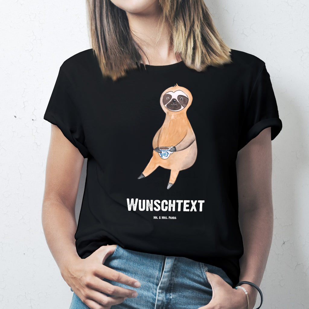 Personalisiertes T-Shirt Faultier Kaffee T-Shirt Personalisiert, T-Shirt mit Namen, T-Shirt mit Aufruck, Männer, Frauen, Wunschtext, Bedrucken, Faultier, Faultier Geschenk, Faultier Deko, Faultiere, faul, Lieblingstier, Kaffee, erster Kaffee, Morgenmuffel, Frühaufsteher, Kaffeetasse, Genießer, Coffee, Kaffeegetränk