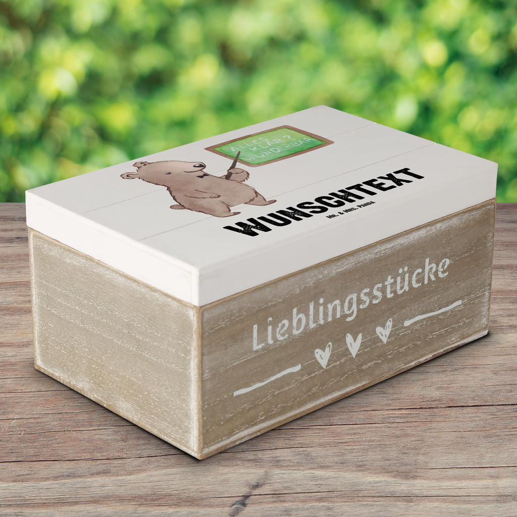 Personalisierte Holzkiste Dozent Herz Holzkiste mit Namen, Kiste mit Namen, Schatzkiste mit Namen, Truhe mit Namen, Schatulle mit Namen, Erinnerungsbox mit Namen, Erinnerungskiste, mit Namen, Dekokiste mit Namen, Aufbewahrungsbox mit Namen, Holzkiste Personalisiert, Kiste Personalisiert, Schatzkiste Personalisiert, Truhe Personalisiert, Schatulle Personalisiert, Erinnerungsbox Personalisiert, Erinnerungskiste Personalisiert, Dekokiste Personalisiert, Aufbewahrungsbox Personalisiert, Geschenkbox personalisiert, GEschenkdose personalisiert, Beruf, Ausbildung, Jubiläum, Abschied, Rente, Kollege, Kollegin, Geschenk, Schenken, Arbeitskollege, Mitarbeiter, Firma, Danke, Dankeschön, Dozent, Professor, Universität, Vorlesung, Tutor, Akademiker, Uni, Unterricht