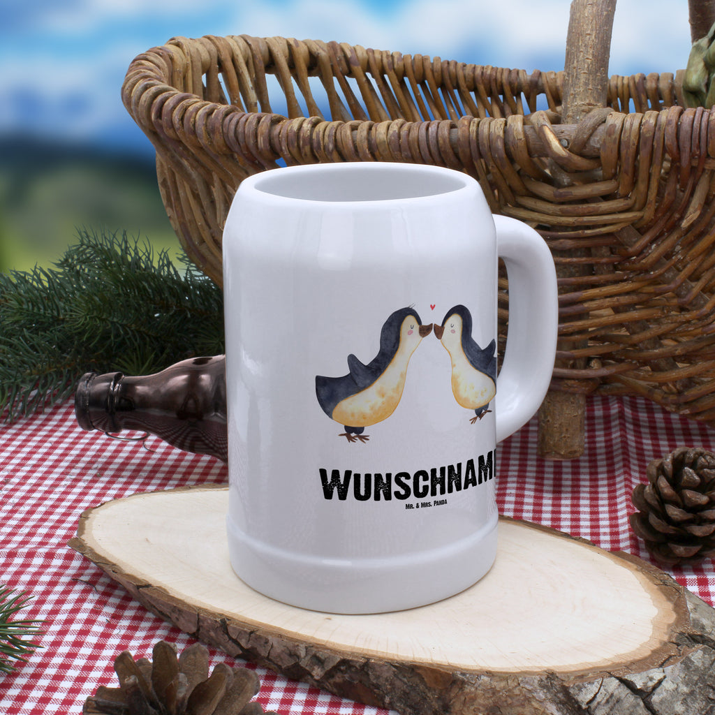 Personalisierter Bierkrug Pinguine Kuss Bierkrug mit Namen, Bierkrug personalisieren, Bierglas mit Namen, Personalisierung, Bedrucken, Liebe, Partner, Freund, Freundin, Ehemann, Ehefrau, Heiraten, Verlobung, Heiratsantrag, Liebesgeschenk, Jahrestag, Hocheitstag, Valentinstag, Geschenk für Frauen, Hochzeitstag, Mitbringsel, Geschenk für Freundin, Geschenk für Partner, Liebesbeweis, für Männer, für Ehemann