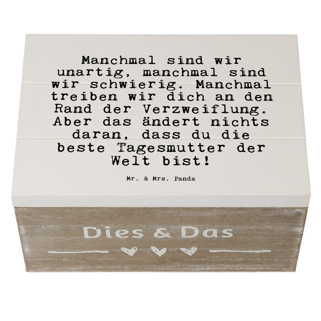 Holzkiste Sprüche und Zitate Manchmal sind wir unartig, manchmal sind wir schwierig. Manchmal treiben wir dich an den Rand der Verzweiflung. Aber das ändert nichts daran, dass du die beste Tagesmutter der Welt bist! Holzkiste, Kiste, Schatzkiste, Truhe, Schatulle, XXL, Erinnerungsbox, Erinnerungskiste, Dekokiste, Aufbewahrungsbox, Geschenkbox, Geschenkdose, Spruch, Sprüche, lustige Sprüche, Weisheiten, Zitate, Spruch Geschenke, Spruch Sprüche Weisheiten Zitate Lustig Weisheit Worte