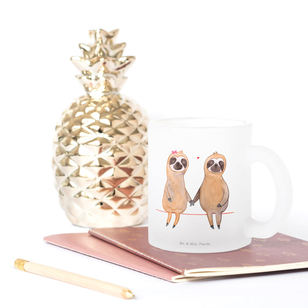 Teetasse Faultier Pärchen Teetasse, Teeglas, Teebecher, Tasse mit Henkel, Tasse, Glas Teetasse, Teetasse aus Glas, Faultier, Faultier Geschenk, Faultier Deko, Faultiere, faul, Lieblingstier, Liebe, Liebespaar, Faultierliebe, Faultierpärchen, verliebt, verlobt, gemeinsam, relaxen, Pärchen, Beziehung, Langsamkeit